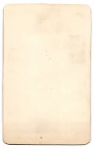 Fotografie unbekannter Fotograf und Ort, Frau im eleganten Kleid mit Buch