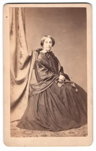 Fotografie von F. Halm, Konstanz, Augustinerstrasse, Dame im eleganten Kleid