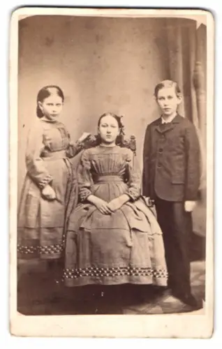 Fotografie W. Grigoleit, Rathenow, drei Kinder in traditioneller Kleidung