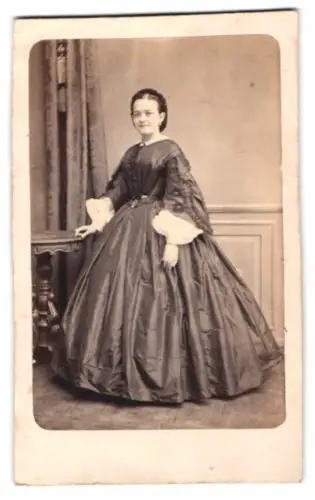 Fotografie E. Herold & Riemann, Breslau, Zwinger Str. 4, Porträt einer Dame im eleganten Kleid