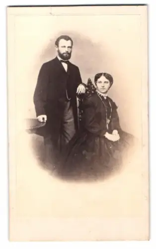 Fotografie F. Wolfram, Dresden, Oberseergasse 5, Porträt eines Paares