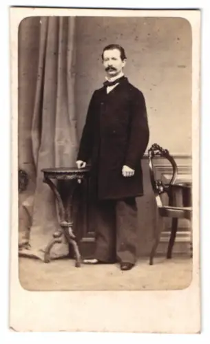 Fotografie E. Herold & Riemann, Breslau, Zwinger Str. Nr. 4, Porträt eines eleganten Herrn