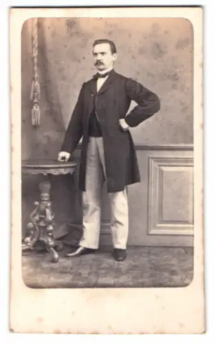 Fotografie E. Herold & Riemann, Breslau, Zwinger-Str. 42, Eleganter Herr im Anzug