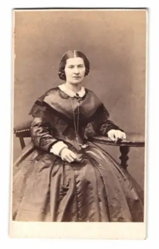Fotografie Gebr. Siebe, Breslau, Alte Taschen-Str. 10 u. 11, junge Frau in elegantem Kleid