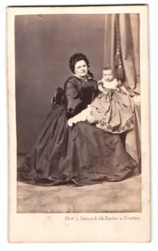 Fotografie L. Haase & Comp., Berlin, Friedrichstr. 178, Mutter im dunklen Kleid mit ihrem Kind auf dem Schoss