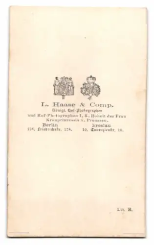 Fotografie L. Haase & Comp., Berlin, Friedrichstr. 178, Mutter im dunklen Kleid mit ihrem Kind auf dem Schoss