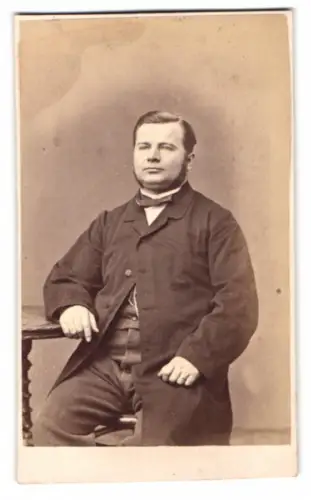 Fotografie Gebr. Siebe, Breslau, Alte Taschen-Str. 10 u. 11, Porträt eines sitzenden Mannes mit Koteletten