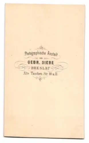 Fotografie Gebr. Siebe, Breslau, Alte Taschen-Str. 10 u. 11, Porträt eines sitzenden Mannes mit Koteletten