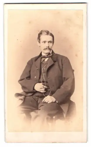 Fotografie Ed. Radtke, Berlin, Dorotheenstrasse 28, Porträt eines eleganten Herrn