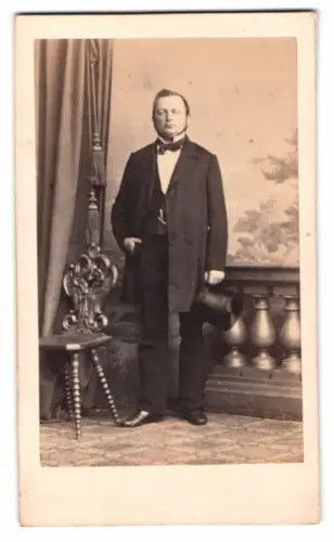 Fotografie Meltzer, Berlin, Jerusalemer Str. Mohrenstr. Ecke, eleganter Herr mit Zylinder