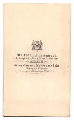 Fotografie Meltzer, Berlin, Jerusalemer Str. Mohrenstr. Ecke, eleganter Herr mit Zylinder