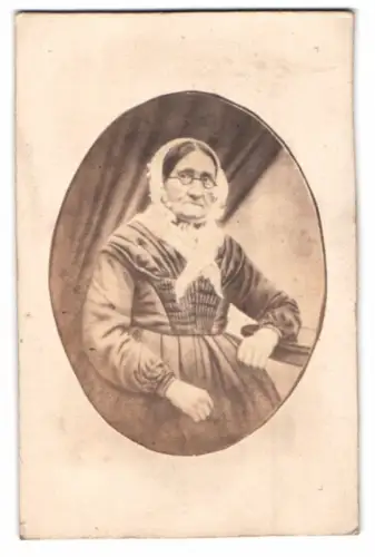 Fotografie C. Pohlmann, Magdeburg, Ältere Dame mit Haube und Brille