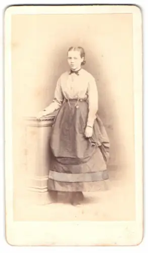 Fotografie Maler Buchner, Stuttgart, Junge Frau in schlichter Kleidung