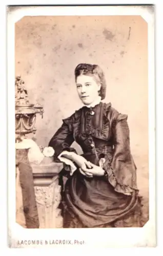 Fotografie Lacombe & Lacroix, Genf, Rue de Candolle, Dame in eleganter Pose