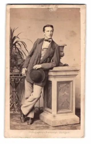 Fotografie Brandseph, Stuttgart, Eleganter Herr Tard mit Hut in klassischer Pose