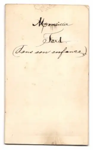 Fotografie Brandseph, Stuttgart, Eleganter Herr Tard mit Hut in klassischer Pose