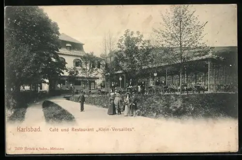 AK Karlsbad, Leute vor dem Café und Restaurant Klein Versailles