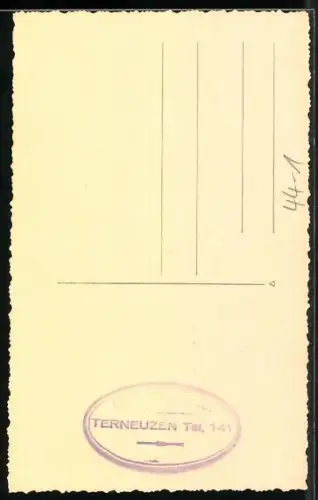 Foto-AK Kleinkind sitzt neben einem Plüschtier