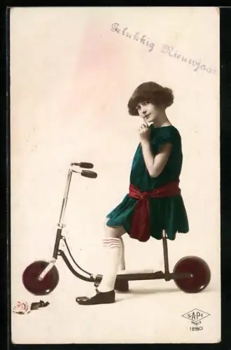 AK Kleinkind sitzt auf einem Roller