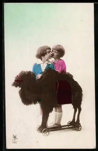 AK Zwei Kinder neben einem Spielzeug-Kamel auf Rollen