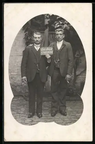 Foto-AK Zwei Männer in Anzügen im Passepartout mit einem Schild Les deux Copains