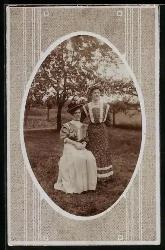 Foto-AK Zwei Frauen in einem Garten im ovalen Passepartout