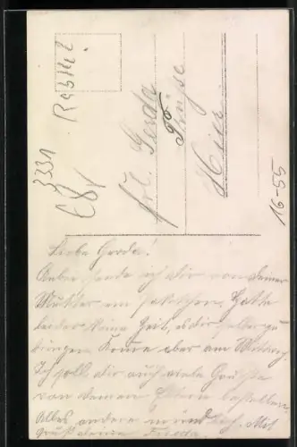 Foto-AK Zwei Frauen im Fenster eines Hauses in rundem Passepartout