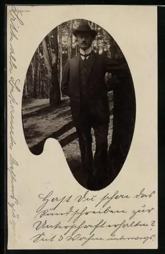 Foto-AK Mann im Anzug mit Hut im Malerpaletten-Passepartout