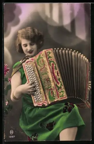 AK Dame in grünem Kleid spielt Akkordeon