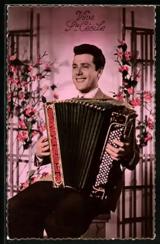 AK Lächelnder Mann spielt ein Akkordeon