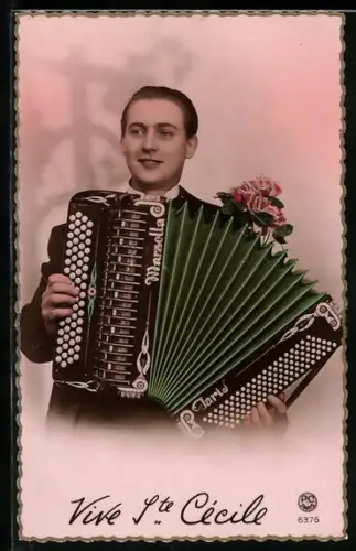 AK Mann spielt ein Marzella-Akkordeon