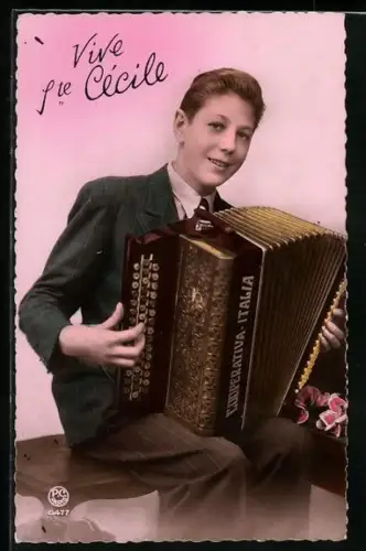 AK Junge im Anzug spielt ein Akkordeon