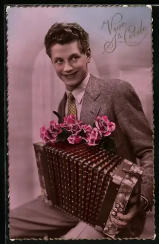 AK Mann im Anzug mit einem Akkordeon auf dem Schoss