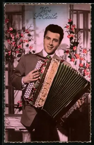 AK Mann vor Blumenkulisse spielt ein Akkordeon