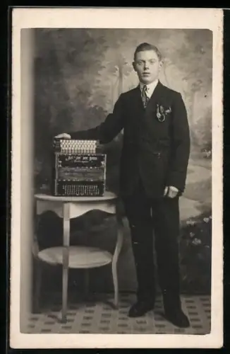 AK Mann im Anzug mit einem Akkordeon