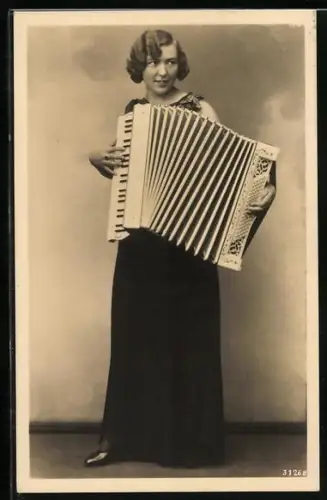 AK Frau spielt ein Akkordeon