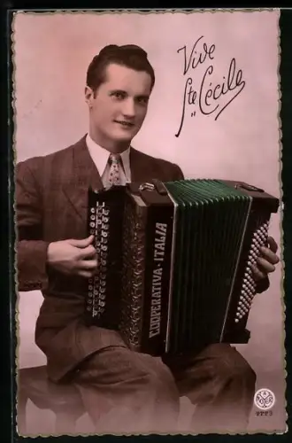 AK Sitzender Mann im Anzug spielt Akkordeon