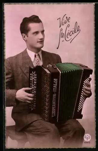 AK Sitzender Mann spielt ein Akkordeon