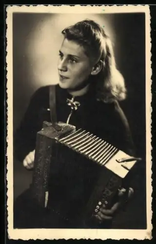 Foto-AK Junge Frau mit einem Akkordeon