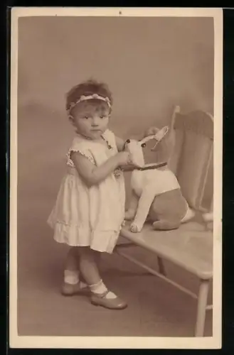 Foto-AK Kleines Kind mit Hunde-Plüschtier