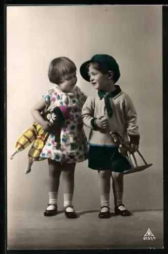 AK Zwei Kinder mit einer Puppe und einem Spielzeugpferd