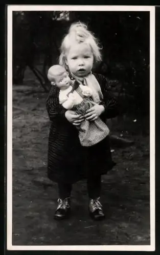 Foto-AK Kleines Kind mit einer Puppe in dem Armen