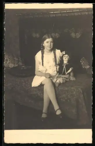 AK Junges Mädchen sitzt mit einer Puppe auf dem Bett