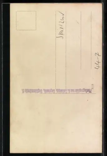 AK Kind zieht eine Puppe in einem Wagen hinter sich her