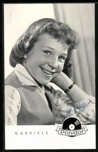 AK Sängerin Gabriele mit einem Lächeln in die Kamera blickend, Autograph