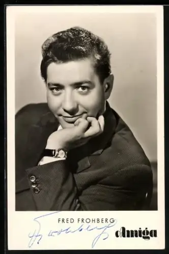 AK Musiker Fred Frohberg mit aufgestütztem Kinn, Autograph