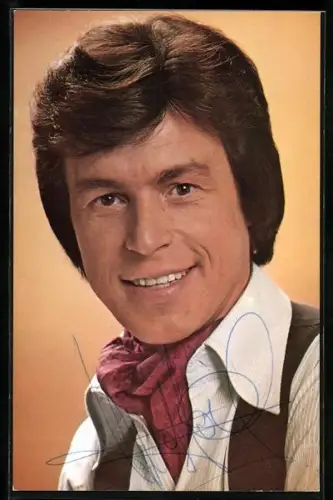 AK Musiker Freddy Breck mit rotem Tuch um den Hals, Autograph