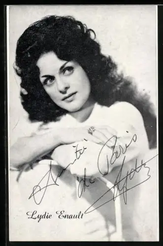 AK Musikerin Lydie Enault in weisser Bluse, Autograph