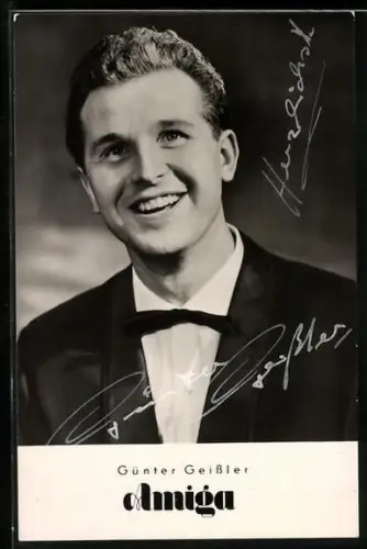 AK Musiker Günter Geissler lächelnd im Porträt, Autograph