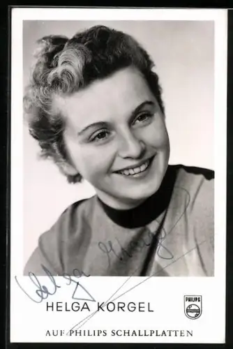 AK Musikerin Helga Korgel lächelnd im Porträt, Autograph